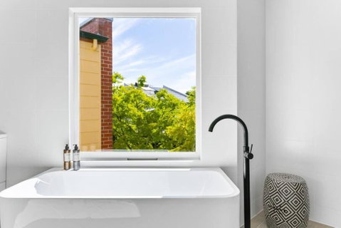 MANHATTAN STYLE 3 STORY LUXURY IN ST PETERS - Hotel NSW 2