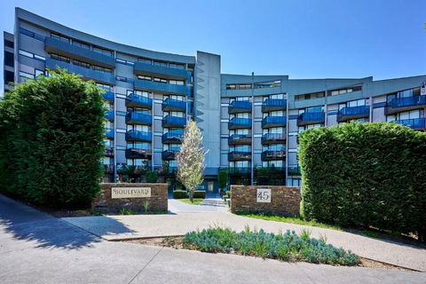 Maribyrnong Marvel Charm With Cityscape Bliss - Hotel NSW 2