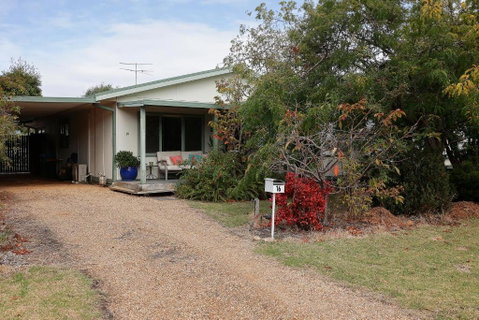 Mcrae Retro Beach House ! - Hotel NSW 3