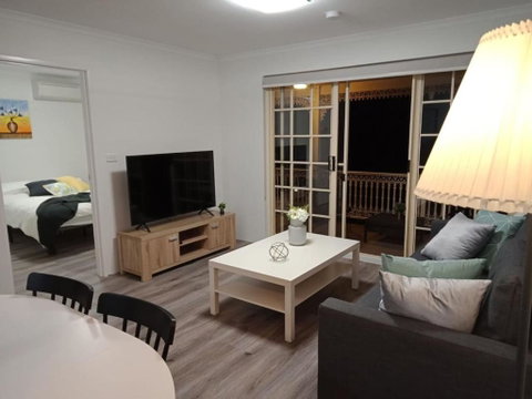 Modern 2BR Apartment With Parking - Hotel NSW 1