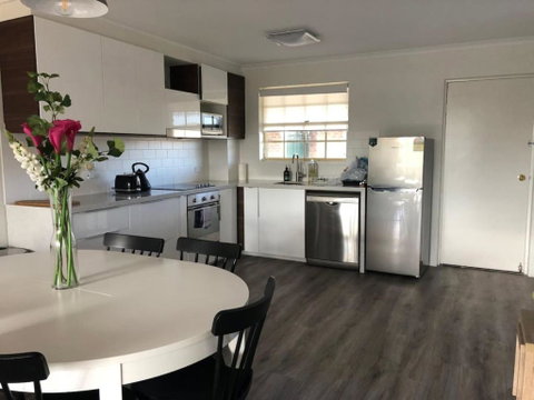 Modern 2BR Apartment With Parking - Hotel NSW 2