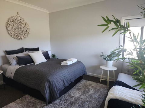 Modern Cottage Near Morwell CBD, Queen Beds, Netflix & Free Wifi - Hotel NSW 3