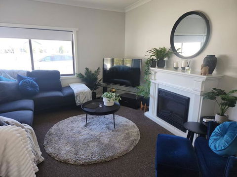 Modern Cottage Near Morwell CBD, Queen Beds, Netflix & Free Wifi - Hotel NSW 1