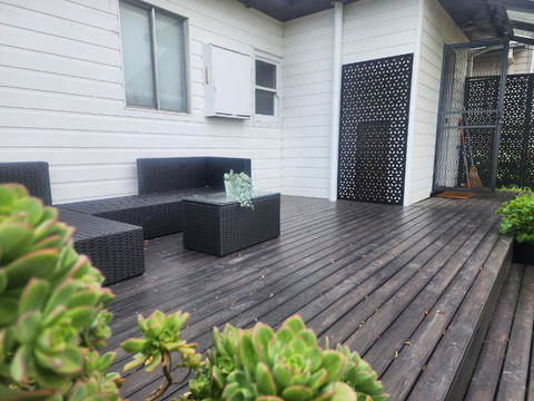 Modern Cottage Near Morwell CBD, Queen Beds, Netflix & Free Wifi - Hotel NSW 2