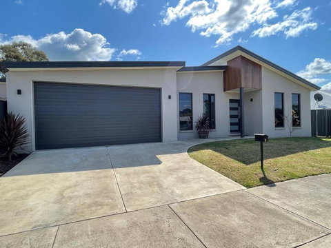 Modern Home Away From Home - Hotel NSW 0