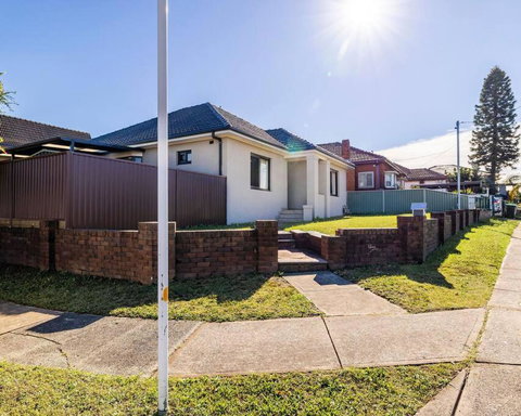 Modern Home In The Heart Of Bankstown - Hotel NSW 3