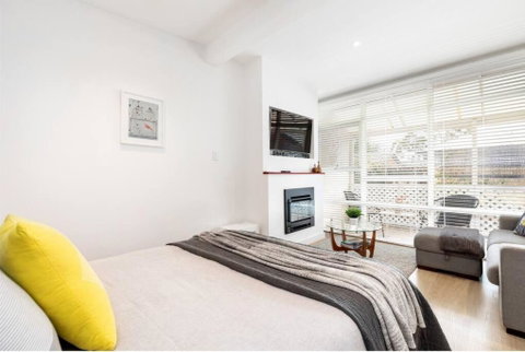 Modern Stylish Self-contained Studio Apartment - Hotel NSW 2