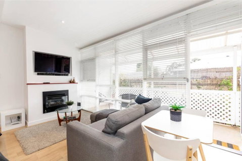 Modern Stylish Self-contained Studio Apartment - Hotel NSW 1