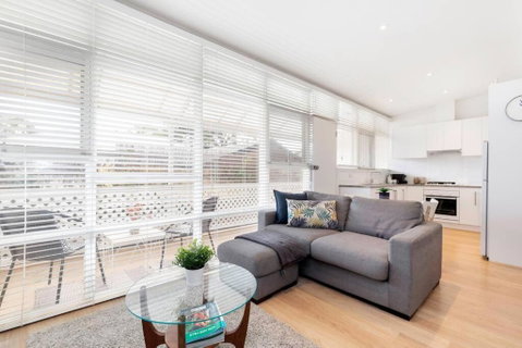 Modern Stylish Self-contained Studio Apartment - Hotel NSW 3