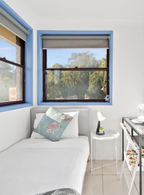 Modern Single Room - Nearby Stations & Eateries - Shared Bathroom - Hotel NSW 3
