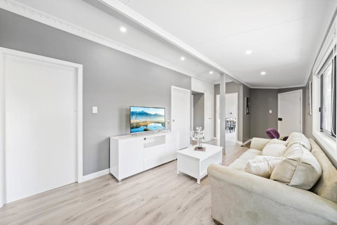New 2 Bedroom House 500m To Mall With Free Parking - Hotel NSW 2