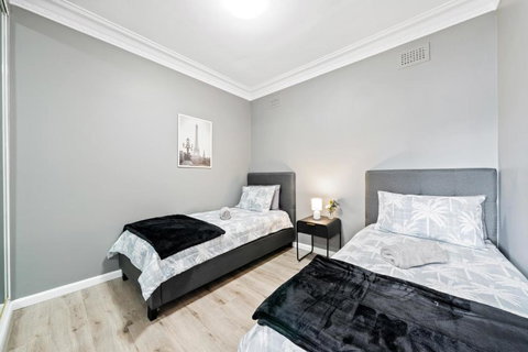 New 2 Bedroom House 500m To Mall With Free Parking - Hotel NSW 3