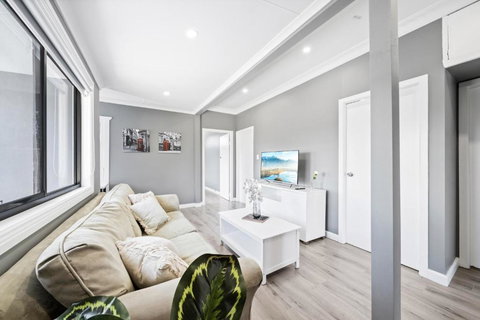 New 2 Bedroom House 500m To Mall With Free Parking - Hotel NSW 1