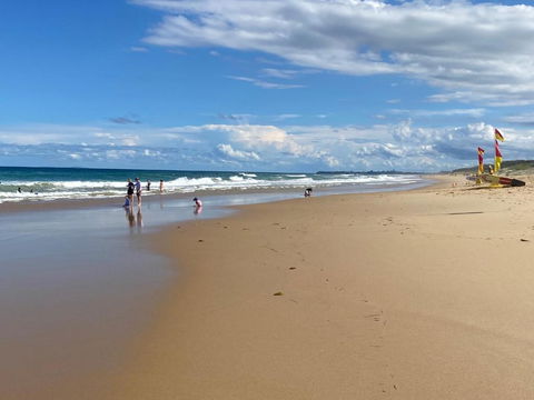 NEW Upmarket OCEAN 3Bed 2Bath Unit - 250m 2 BUDDINA BEACH! - Hotel NSW 1