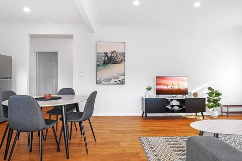 Nth Central 3BR - Split Systems Throughout & Wifi - Hotel NSW 0