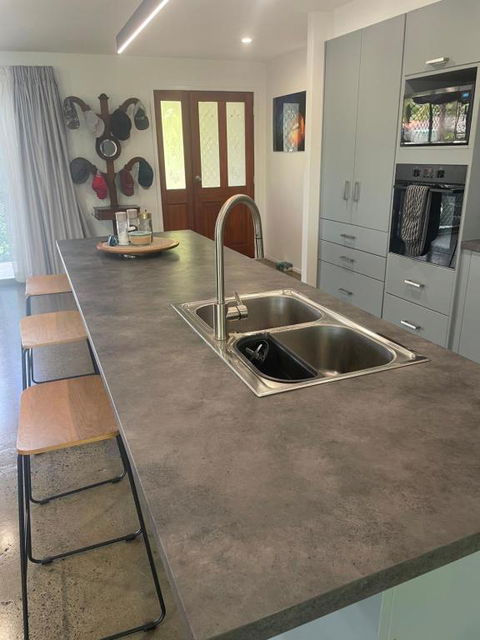 Pandanus Paradise. Newly Renovated 4 Bedroom Home - Hotel NSW 3