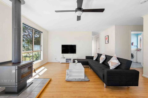 Picturesque Lakeside Getaway: Views, Beach, Park - Hotel NSW 2