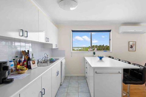 Picturesque Lakeside Getaway: Views, Beach, Park - Hotel NSW 0
