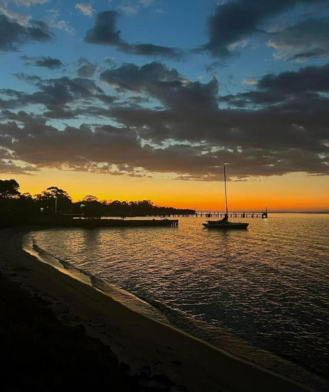Picturesque Lakeside Getaway: Views, Beach, Park - Hotel NSW 1