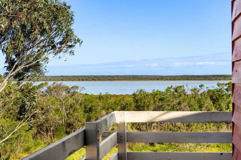 Picturesque Lakeside Getaway: Views, Beach, Park - Hotel NSW 3