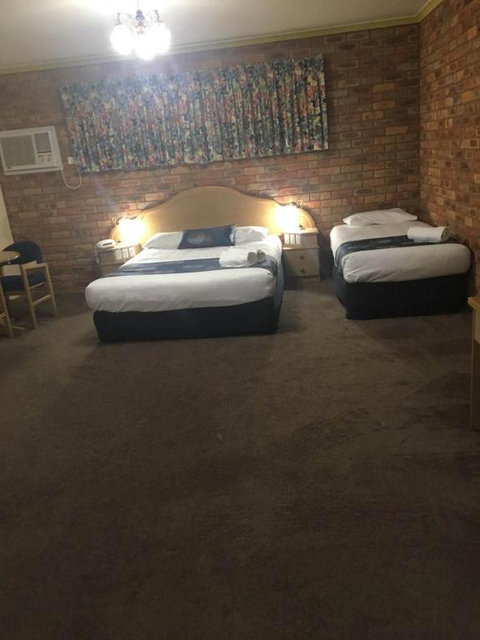Pines Country Club Motor Inn - Hotel NSW 3