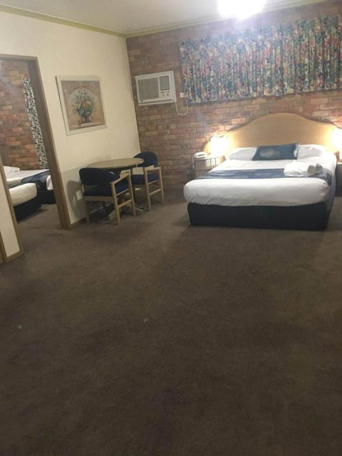 Pines Country Club Motor Inn - Hotel NSW 2