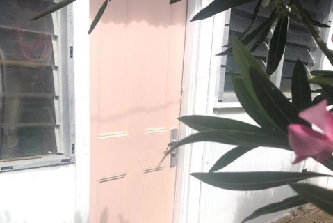 Pink Door By The Seashore - Hotel NSW 2