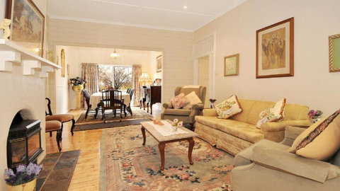 Plum Tree Cottage - Hotel NSW 1