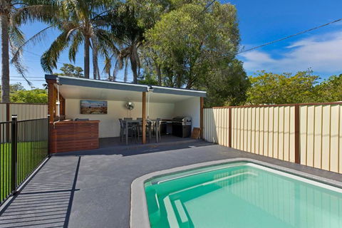 Poolside At Costa - Hotel NSW 1