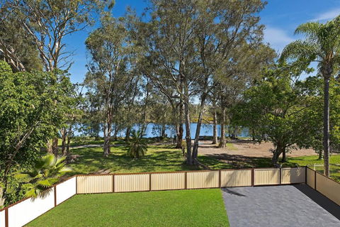 Poolside At Costa - Hotel NSW 3