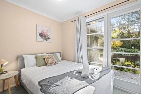 Quaint Queen Room In Pymble - Private Spot - Shared Bathroom - Hotel NSW 1