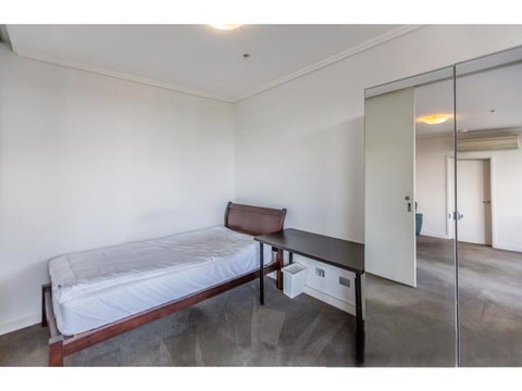 Private Room With Shared Washroom Only In 3bhk Apartment - Hotel NSW 1