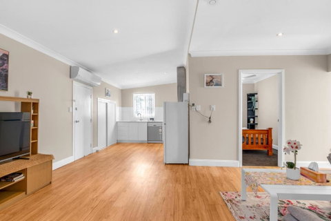 Quaint 2 Bedroom Fully Furnished Cottage - Hotel NSW 3