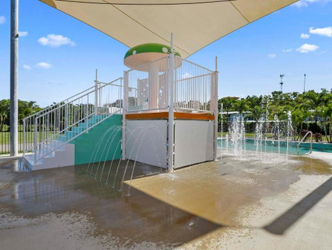 Queens Beach Tourist Village - Hotel NSW 2