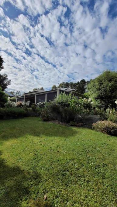 Quiet Family Retreat Getaway - Wildlife Park, Sovereign Hill, Kryall Castle And City At Your Door - Modern House, 8 Guests, 4 Bedrooms, 5 Beds - Hotel NSW 0
