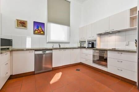 Aston On Church - Luxury Accommodation - Hotel NSW 3