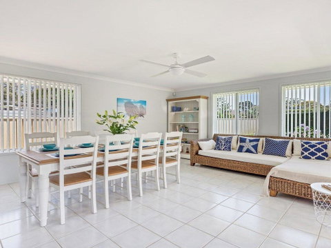 Azure Waters - Perfectly Positioned With Ocean Views - Hotel NSW 1