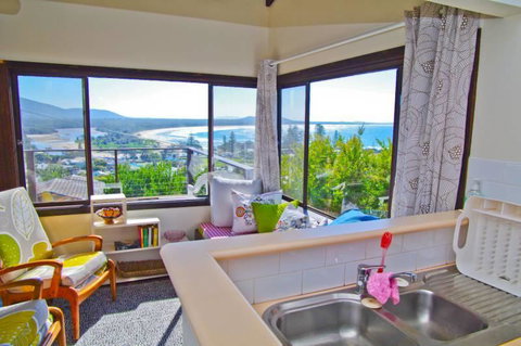 Barrels Beach House, 28 Dulconghi Street - Hotel NSW 3