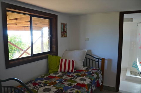 Barrels Beach House, 28 Dulconghi Street - Hotel NSW 1