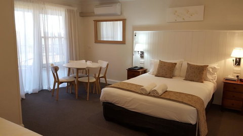 Bathurst Gold Panner - Hotel NSW 0