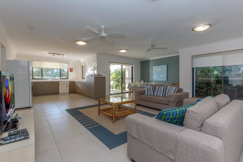 Beach House, Pacific Road, 1/20 - Hotel NSW 2