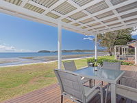Beached Inn' 93 Foreshore Drive - Spacious beach front house