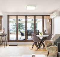 Beachfront Manly Apartment With Parking and Balcony - Hotel NSW