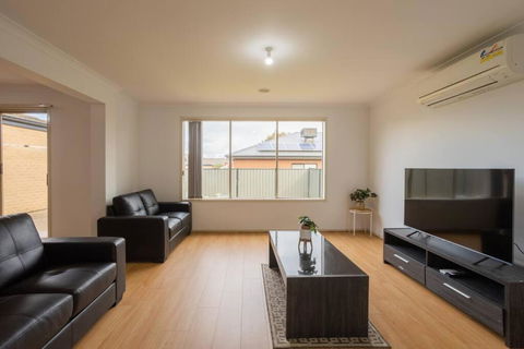 Relaxing Family Home In The Heart Of Tarneit - Hotel NSW 1