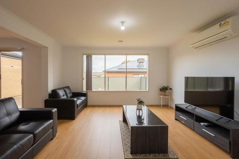 Relaxing Family Home In The Heart Of Tarneit - Hotel NSW 0