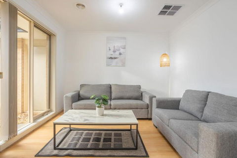 Relaxing Family Home In The Heart Of Tarneit - Hotel NSW 2