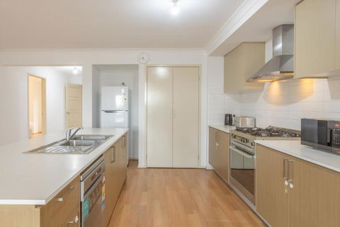 Relaxing Family Home In The Heart Of Tarneit - Hotel NSW 3