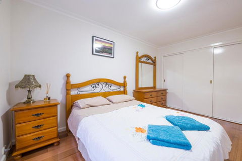 Rent Melbourne - Hotel NSW 3