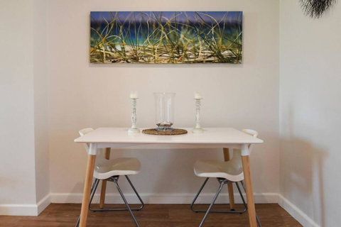 Resort-style Coastal Living With Balcony & Pool - Hotel NSW 2