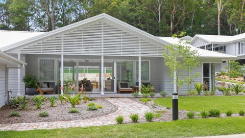 Resort Style Living With Pool, Tennis Court And Beach - Hotel NSW 3